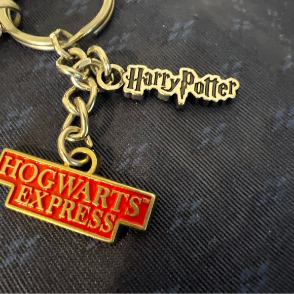 Harry Potter 9 3/4 Hogwarts Express Keychain - Picture 4 of 9